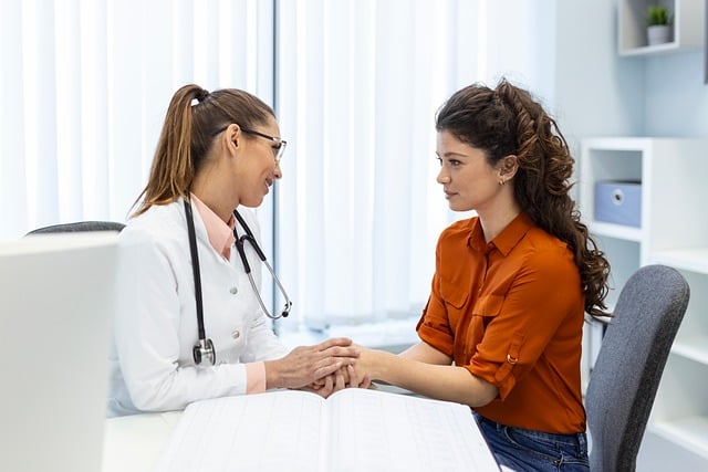 Ärztin berät eine Patientin in einem persönlichen Gespräch in der Arztpraxis